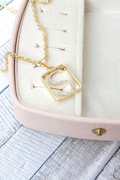 Neva GOLD PLATED WICKER CHAIN ZIRCON STONE LETTER BIGUTER NECKLACE