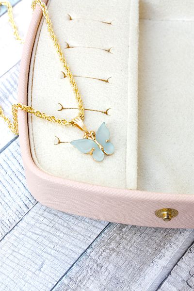 Neva GOLD PLATED WICKER CHAIN WATER GREEN COLOR BUTTERFLY BIGUTER NECKLACE