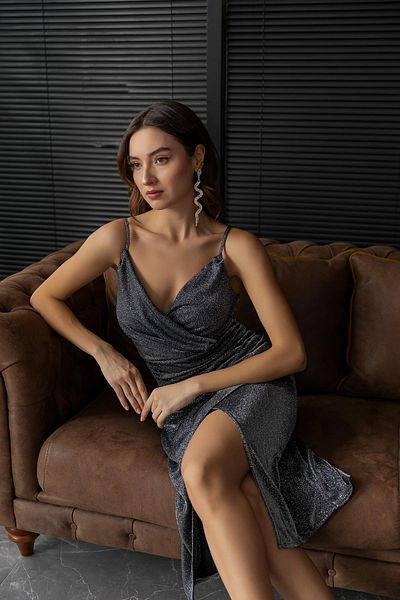 lovebox Flexibles, glitzerndes Stoff-Abendkleid in Grau mit zweireihigem Ausschnitt, dünnen Trägern, tiefem Rücken und mittellanger Länge 39770