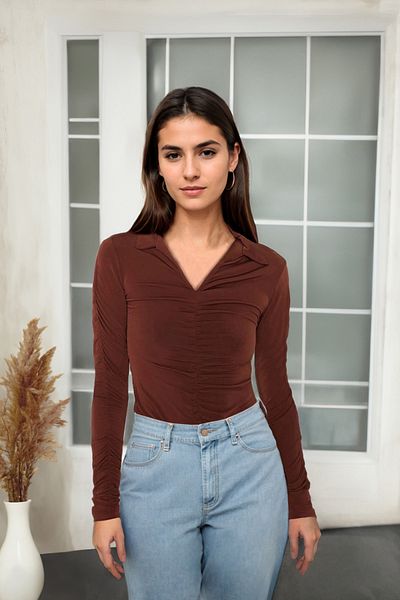 Trendyol Collection Hnědá štíhlá pletená halenka se sbíraným polo výstřihem TWOAW23BZ00249