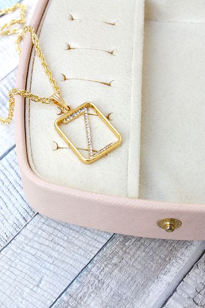 Neva GOLD PLATED WICKER CHAIN ZIRCON STONE LETTER BIGUTER NECKLACE