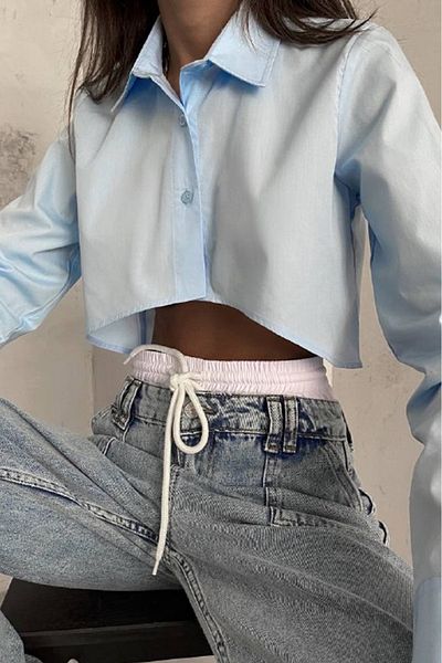 lovebox Cămașă albastră crop cu croială asimetrică pentru femei 23W18007