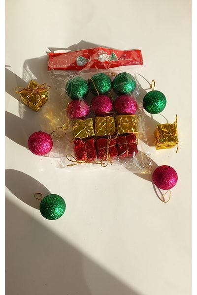DM ONLINE Mixed 12-Piece Christmas Ornament Red Gold Gift Package Fuchsia Green Ball Pine Tree Ornament 3cm