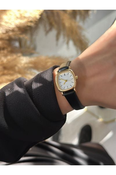 Has Women's White Leather Vintage Wristwatch