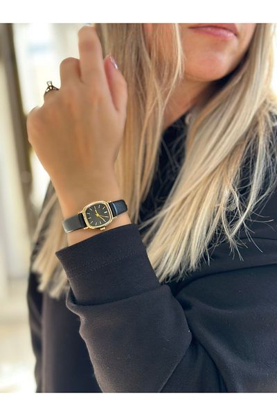 Has Women's Black Leather Vintage Wristwatch