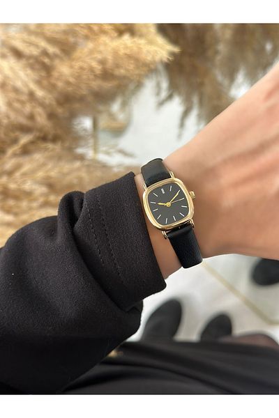 Has Women's Black Leather Vintage Wristwatch