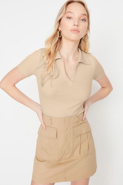 Trendyol Collection Beige, taillierte, kurze, gerippte, dehnbare Strickbluse mit Polokragen TWOSS21BZ0038