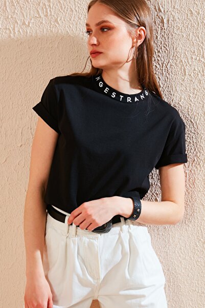 Lela تي شيرت محبوك أساسي برقبة دائرية ومطبوع على الياقة5864054