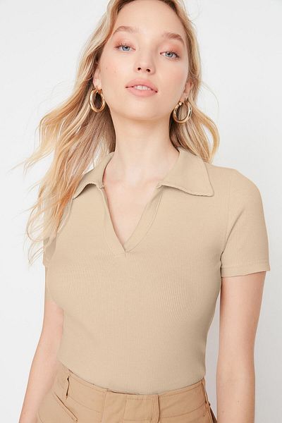 Trendyol Collection Beige, taillierte, kurze, gerippte, dehnbare Strickbluse mit Polokragen TWOSS21BZ0038