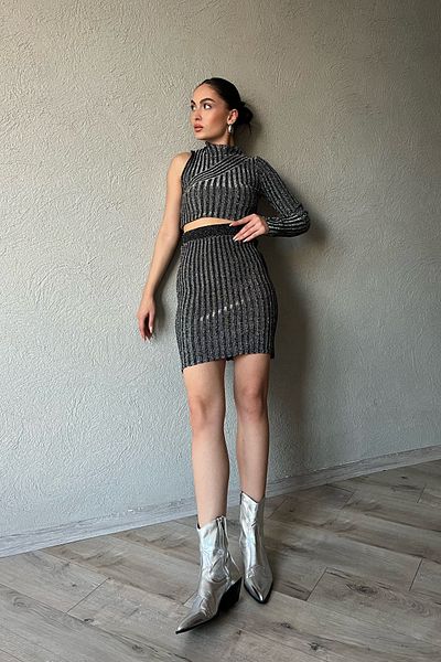 Seda Yalçın Atelier طقم تنورة رمادية لامعة بأكمام قصيرة وخصر مطاطي