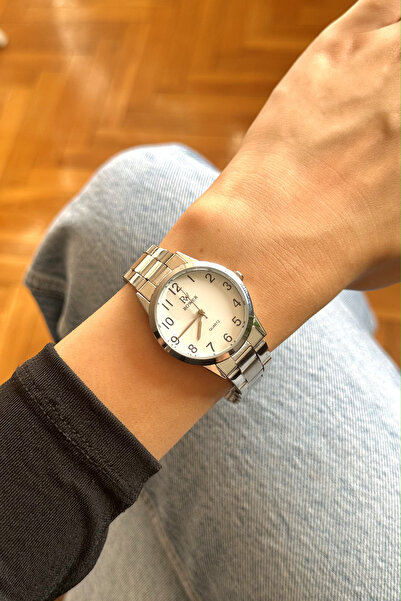 pierrose ساعة يد نسائية كلاسيكية بأرقام معدنية فضية اللون