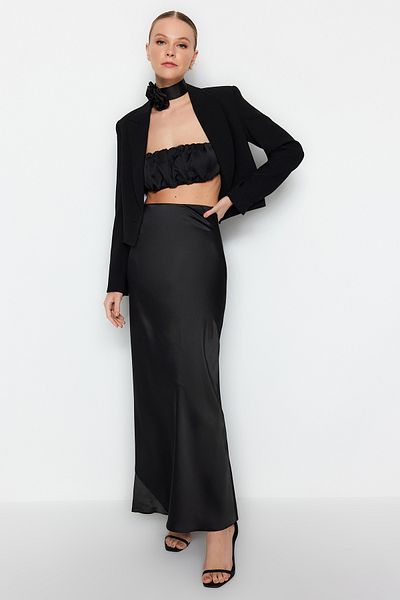 Trendyol Collection Langer Rock aus Satingewebe in Schwarz - TPRAW24ET00040