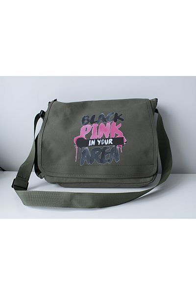 DEEFWEAR Μαύρη ροζ εμπριμέ τσάντα Messenger/Τσάντα με ρυθμιζόμενη ζώνη και τσέπες με φερμουάρ