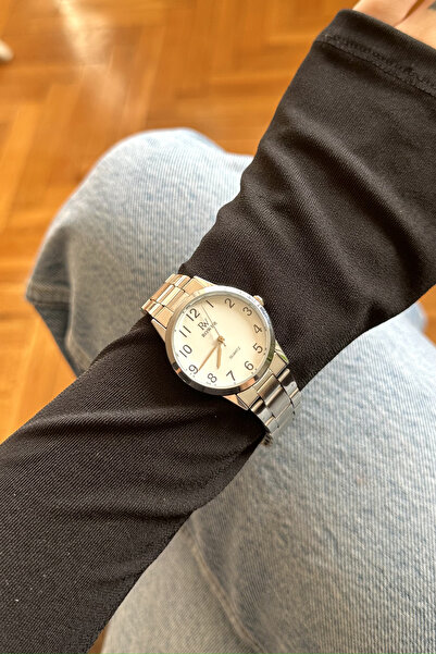 pierrose ساعة يد نسائية كلاسيكية بأرقام معدنية فضية اللون