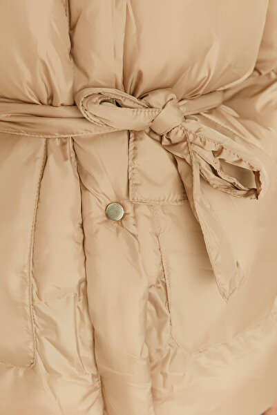 Trendyol Collection Nafukovací nafukovací kabát s kapucí a kapucí s kapucí TWOAW21MO0011