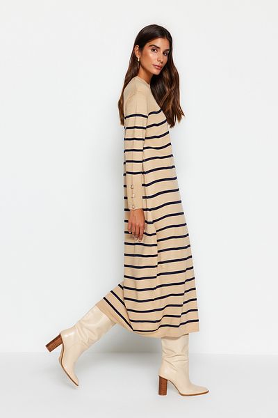 Trendyol Modest Λεπτομερές ριγέ πλεκτό φόρεμα με πέτρινο κουμπί TCTAW24EB00002