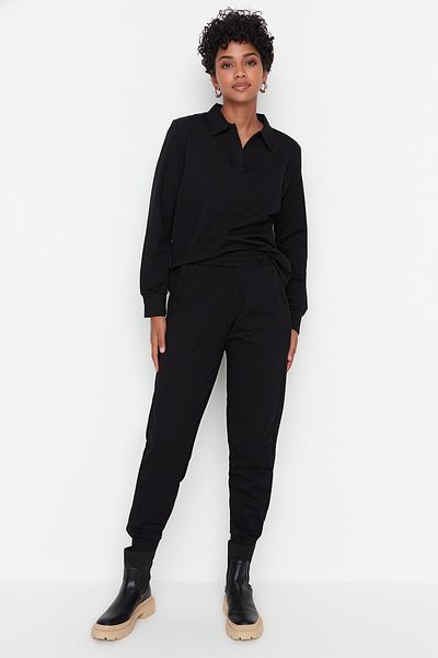 Trendyol Collection Czarny dres z cienkiej dzianiny o regularnym/normalnym kroju, z kołnierzykiem polo TWOAW23EM00032