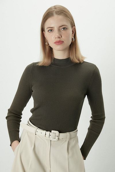 Manuka Rollkragenpullover mit Strickmuster in Militärgrün