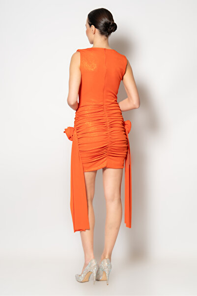 RENGIN Degaje yaka belden parçalı gül aksesuarlı örme kumaş kısa abiye elbise