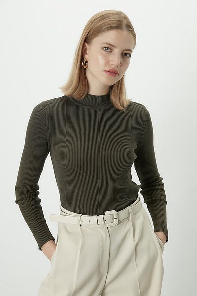 Manuka Rollkragenpullover mit Strickmuster in Militärgrün