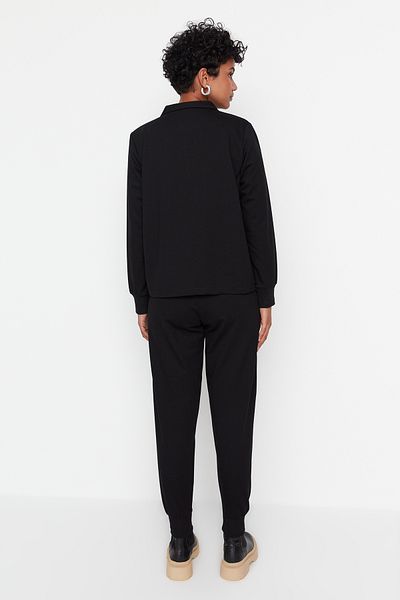 Trendyol Collection Czarny dres z cienkiej dzianiny o regularnym/normalnym kroju, z kołnierzykiem polo TWOAW23EM00032