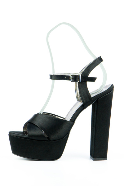 HIGH 15.5cm BLACK Satin, comfort oriented, guaranteed to run. It is an elegant and attractive shoe