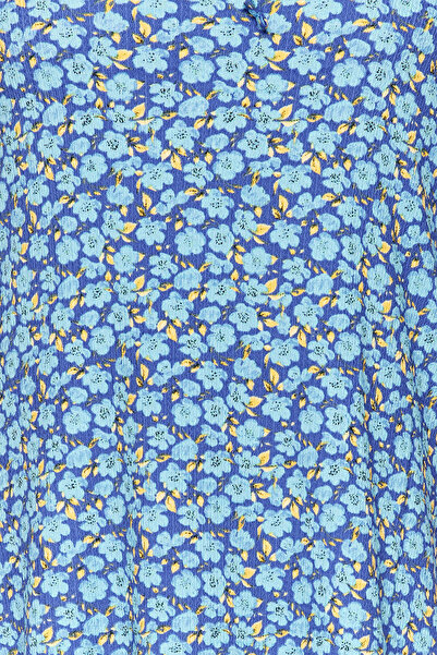 Trendyol Curve Pletené šaty so srdiečkovým golierom s modrým kvetinovým vzorom TBBSS23AH00125