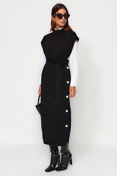 Trendyol Modest Schwarzes Strickpulloverkleid mit Knöpfen und detaillierten Details TCTAW24UV00038