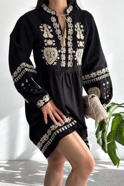 FEMELLE Dámské černé šaty se střapcem s výšivkou