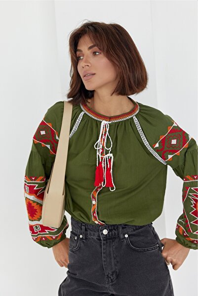 FEMELLE Памучна риза с геометрична бродерия и зелени пискюли