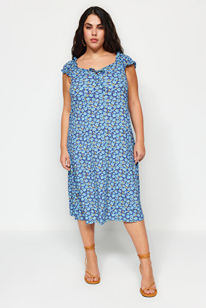 Trendyol Curve Pletené šaty so srdiečkovým golierom s modrým kvetinovým vzorom TBBSS23AH00125