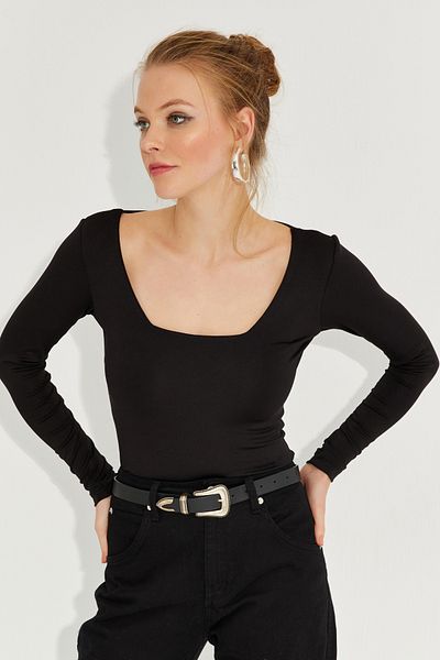 Cool & Sexy Γυναικεία μπλούζα με μαύρο τετράγωνο γιακά EY2608