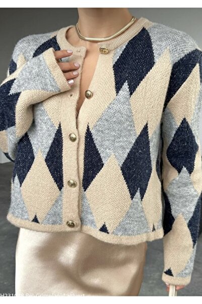 nathia outdoors سترة منقوشة بالألماس مع تفاصيل أزرار ذهبية