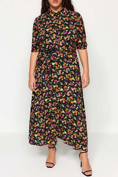 Trendyol Curve Čierne kvetinové tkané košeľové šaty s opaskom TBBSS22EL1607