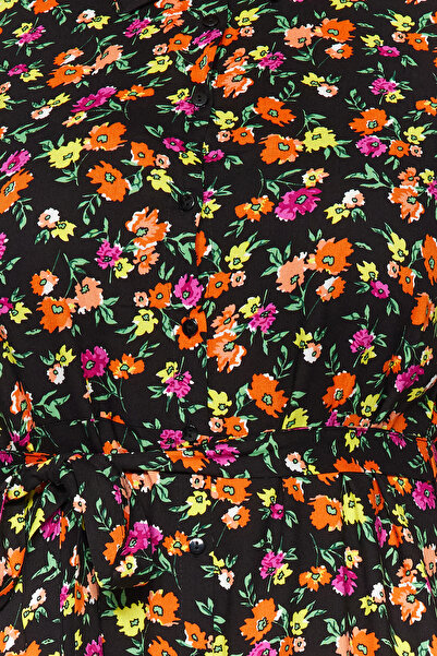 Trendyol Curve Čierne kvetinové tkané košeľové šaty s opaskom TBBSS22EL1607