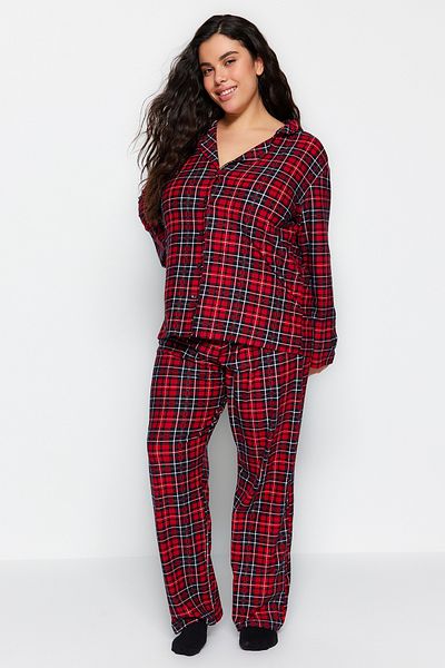 Trendyol Curve Weicher, rot karierter Strick-Pyjama mit Hemdkragen aus Tuşe TBBAW24AI00033