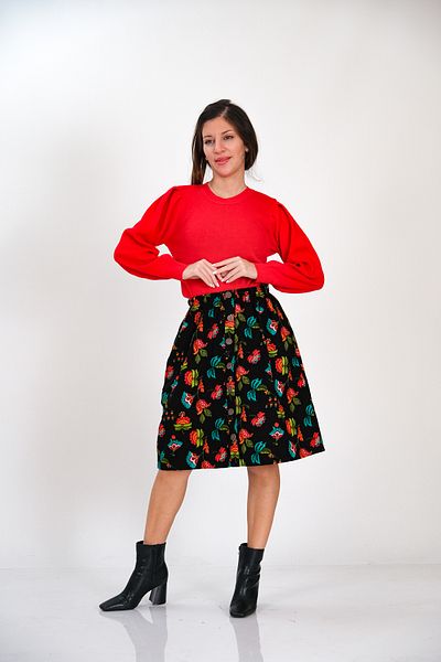 İna Fusta de iarnă Divitin Pazen cu modele florale pe fundal negru