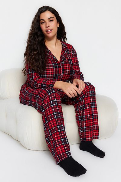 Trendyol Curve Weicher, rot karierter Strick-Pyjama mit Hemdkragen aus Tuşe TBBAW24AI00033