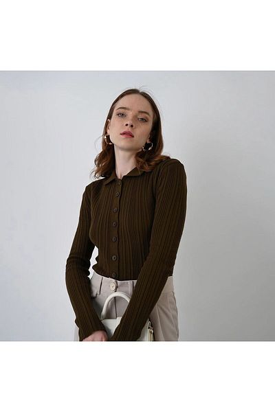 Laluvia Braun meliert gestrickter Rollkragenpullover mit Knöpfen