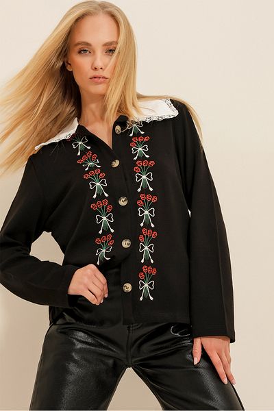 Trend Alaçatı Stili Schwarzer Damen-Strickcardigan mit Muschelkragen und Stickerei ALC-X11240