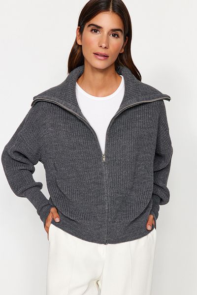 Trendyol Collection Weit geschnittener Strick-Cardigan mit Umlegekragen und Reißverschluss – Anthrazit TWOAW24HI00072