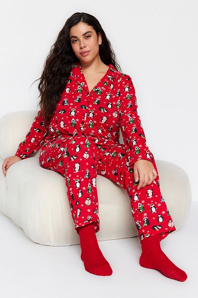 Trendyol Curve Rotes Strick-Pyjama-Set mit Neujahrsthema - Hemdkragen TBBAW24AI00002