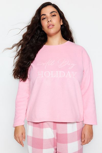 Trendyol Curve Rosa Pyjama-Set aus Fleece-Strick mit Stickerei-Details und Karomuster TBBAW24AI00015