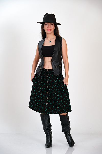 İna Fusta de iarnă cu modele de mini lalele de Divitin Pazen în culoarea turcoaz pe fundal negru