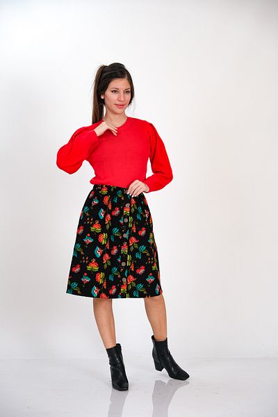 İna Fusta de iarnă Divitin Pazen cu modele florale pe fundal negru