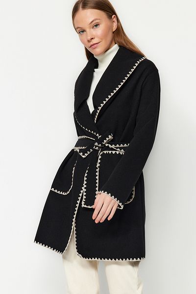 Trendyol Collection Černý dlouhý kabát s detailním vyšíváním TWOAW24KB00222