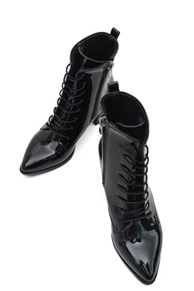 DURUNUN BUTİĞİ Siyah Rugan Kalın Topuklu (5cm) Sivri Burun Bağcıklı Günlük Kadın Bot