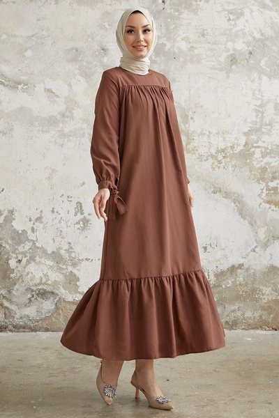 InStyle Šaty Yena s županom a zaviazanými rukávmi – horká hnedá