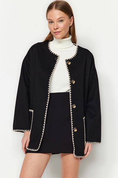 Trendyol Collection Černý podrobný kabát s výšivkou TWOAW24KB00221