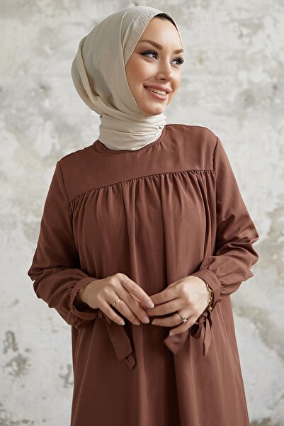 InStyle Šaty Yena s županom a zaviazanými rukávmi – horká hnedá